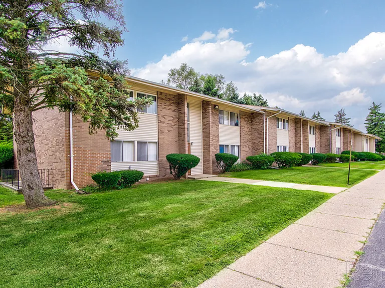 Camelot Apartments — Photo 16