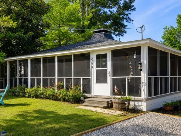 5290 Lakeview Rd, Chincoteague Island, VA 23336
