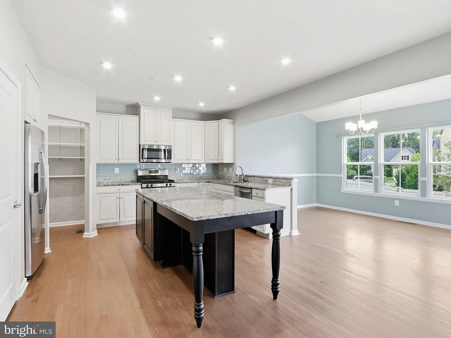 4 bed, 3.5 bath, 3399 sqft, $3,650 — Photo 4