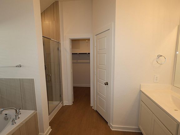 5th image of 830 Falling Cave Dr