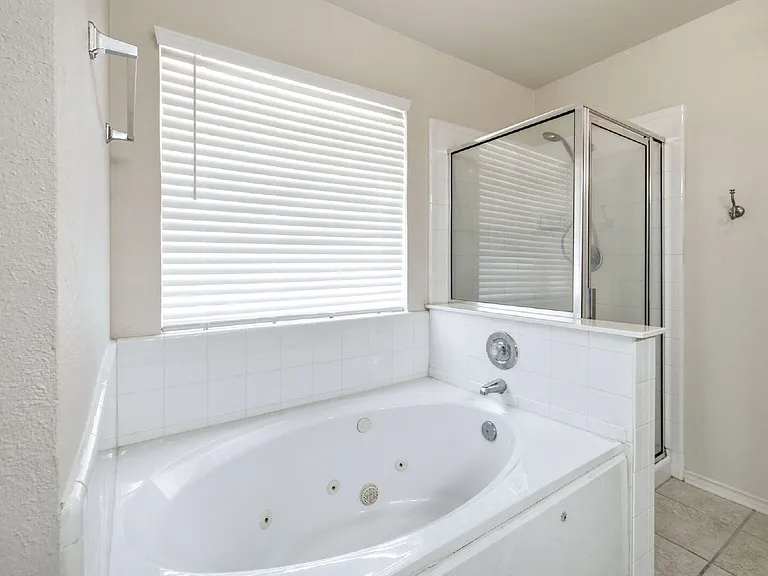 832 Dimrock — Photo 31