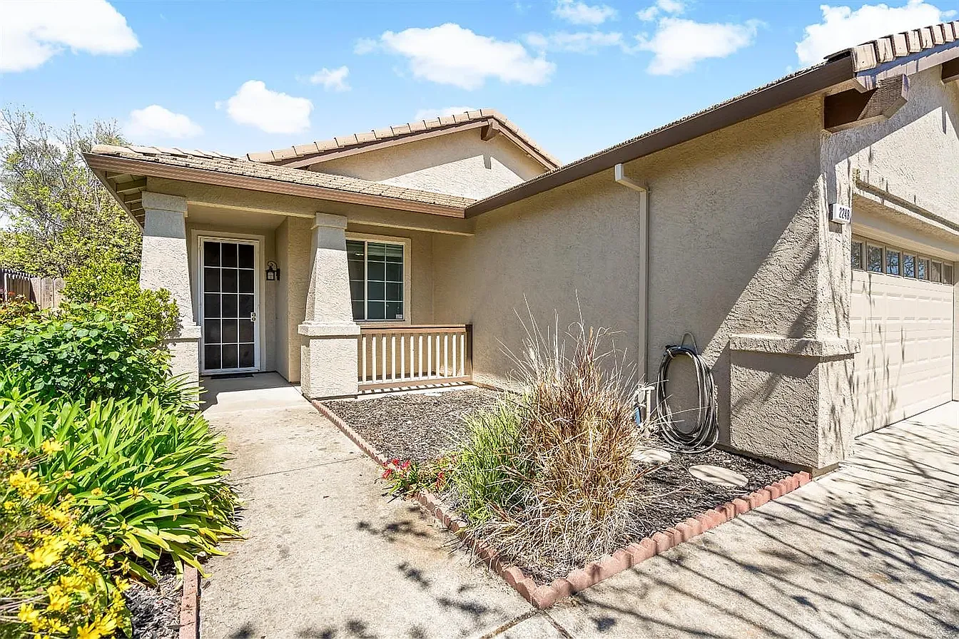 4 bed, 1574 sqft, $3,145 — Photo 3