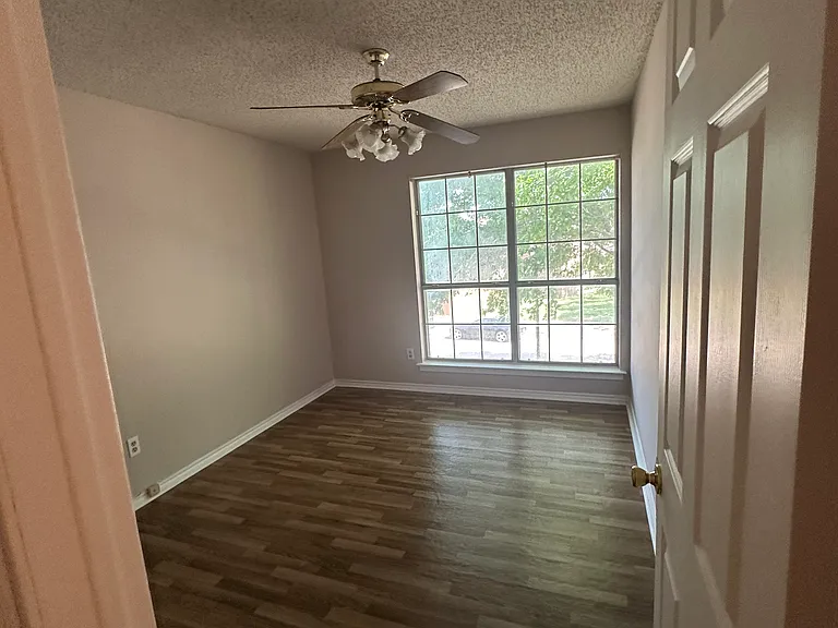 1441 Warwick Dr — Photo 21