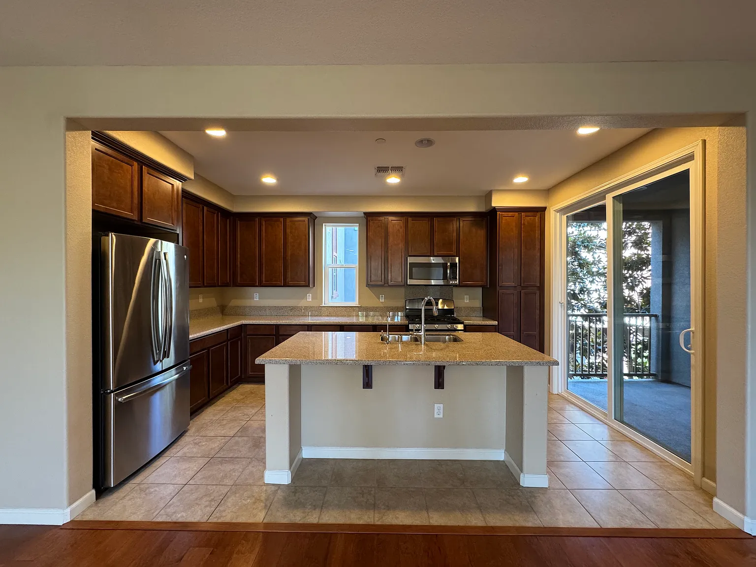 3 bed, 2.5 bath, 1530 sqft, $4,690 — Photo 2