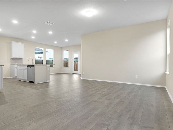 5th image of 135 Lyndon Dr