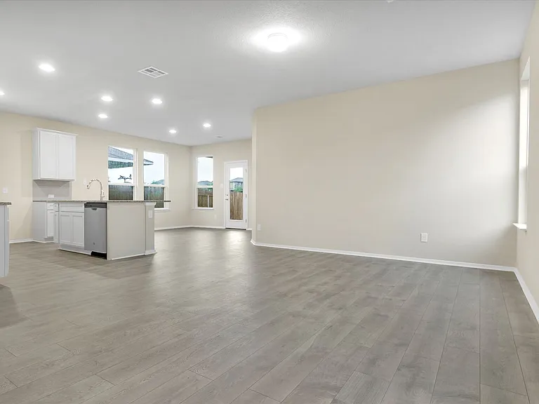 135 Lyndon Dr — Photo 5