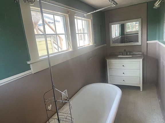 5th image of 323 Saint Mary St APT 2