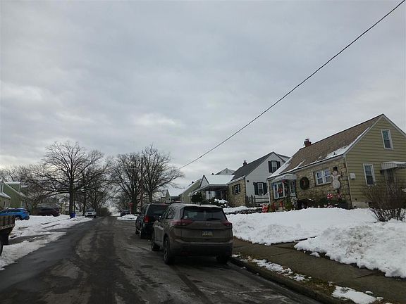 5th image of 1072 N Warren St