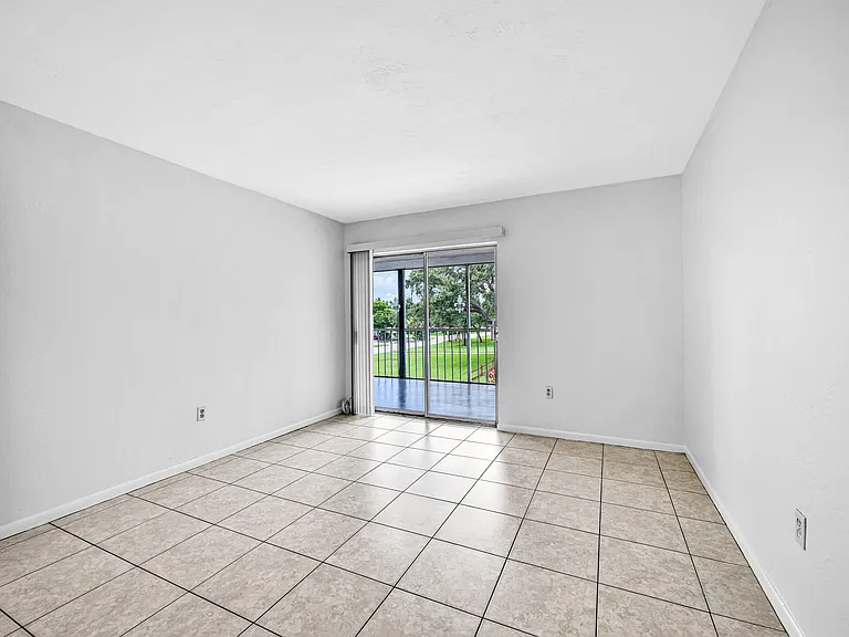 199 SW 15th St #3 — Photo 11