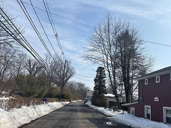 4th image of 502 River Rd