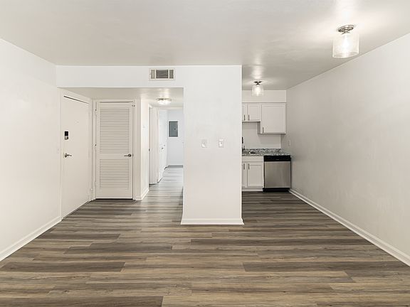 4th image of 1008 Gill Ct #201