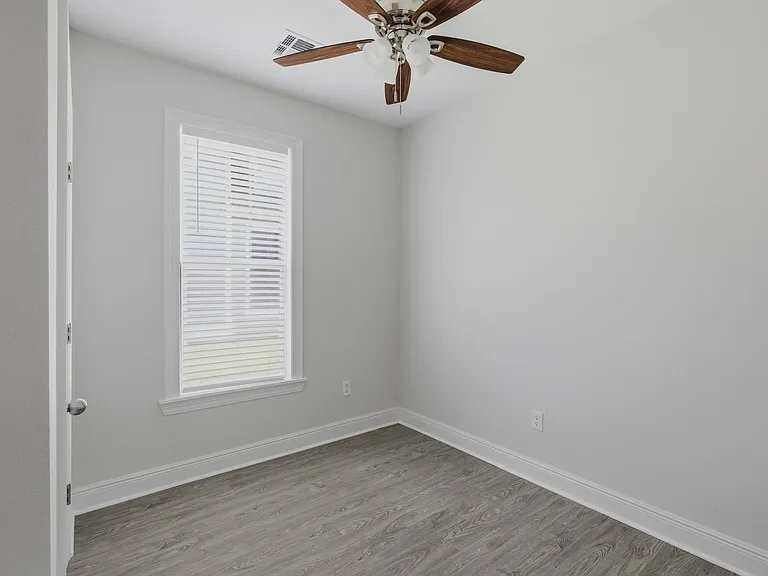 303 Lyles St — Photo 3