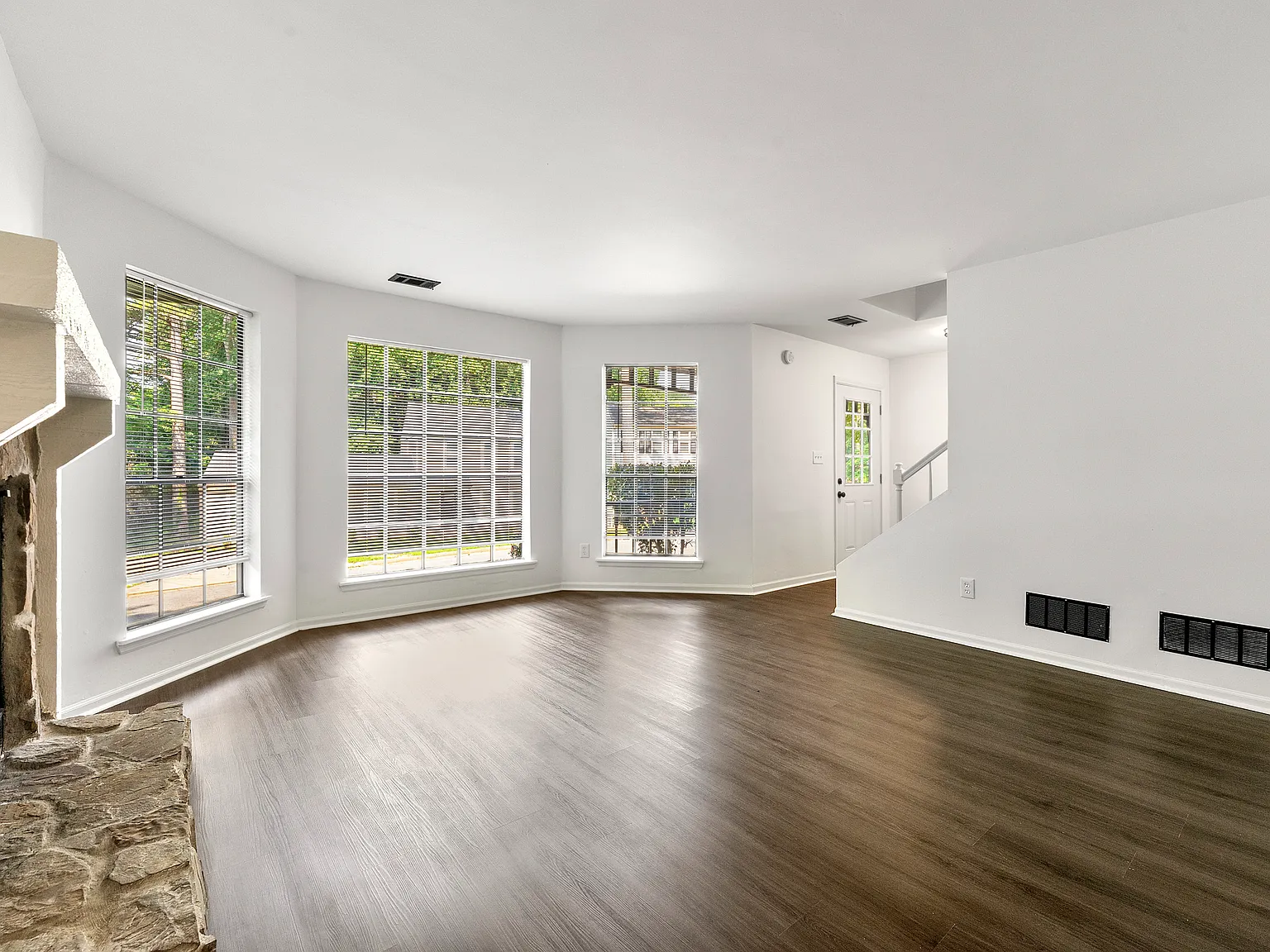 4 bed, 2.5 bath, 1906 sqft, $2,500 — Photo 3