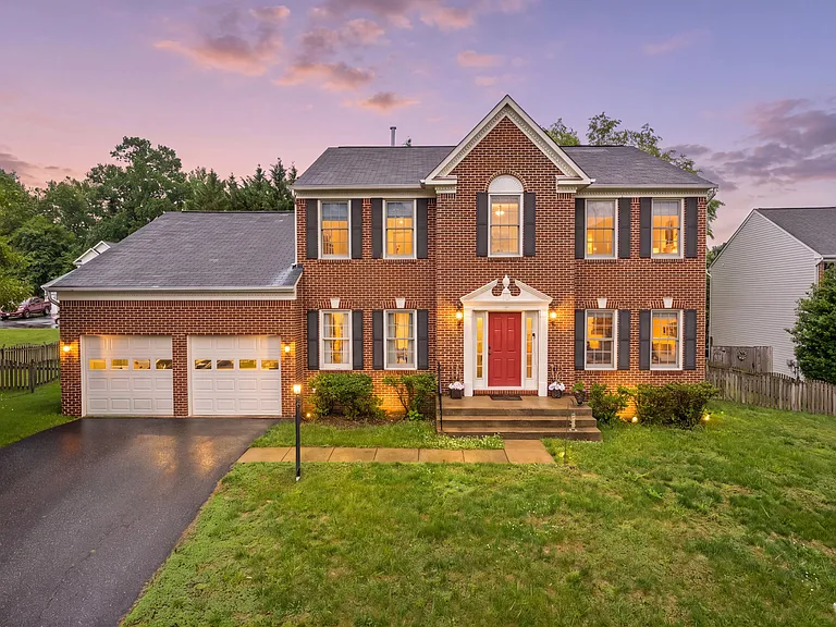 31 Palace Ln — Photo 1