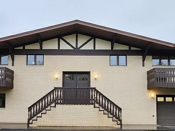 612 N Rose Farm Rd, Woodstock, IL 60098