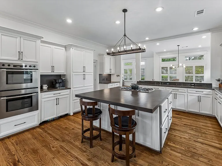 315 W 15th St — Photo 17