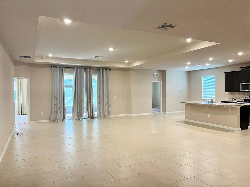 4 bed, 3.0 bath, 2393 sqft, $2,750 — Photo 2