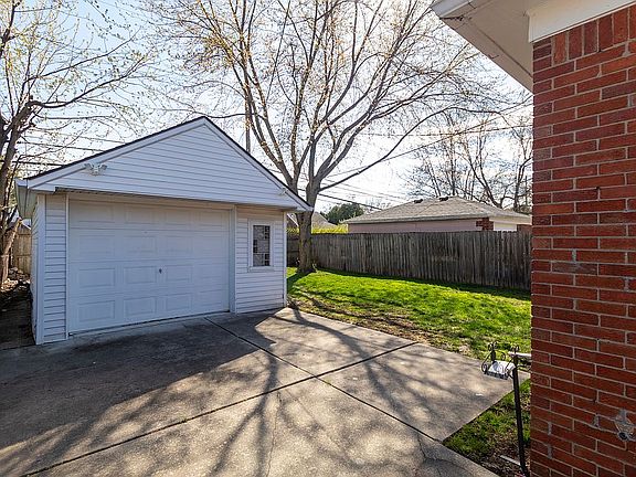 5th image of 22420 Trombly St