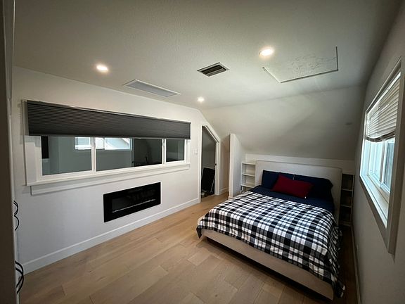 3rd image of 2121 W Chanticleer Rd