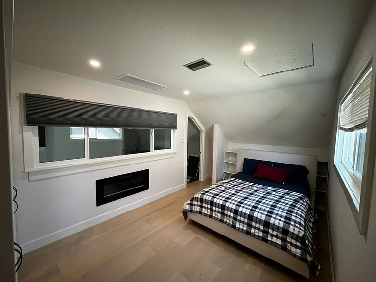 2121 W Chanticleer Rd — Photo 3