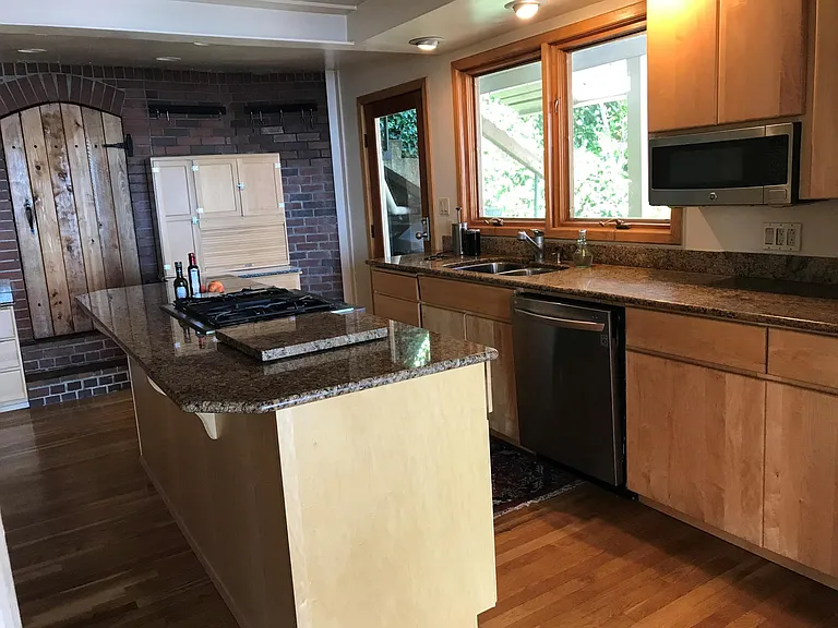 9710 Lake Shore Blvd NE — Photo 9