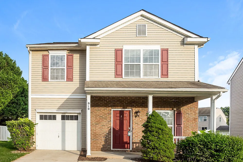 3 bed, 2.5 bath, 1703 sqft, $2,040 — Photo 1
