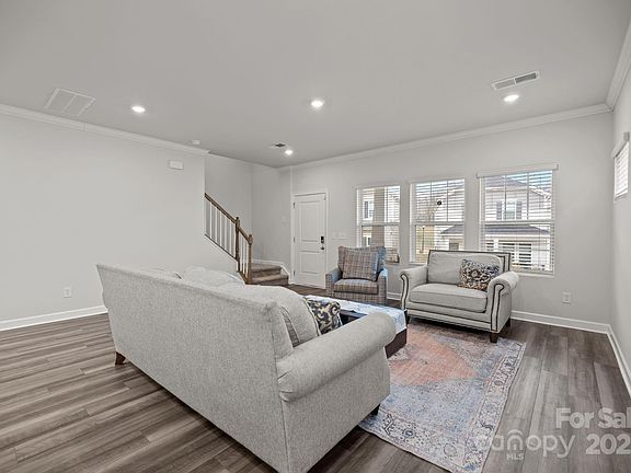 4th image of 11040 Broadbent Ct