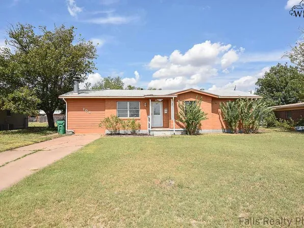 704 W Alameda St, Iowa Park, TX 76367