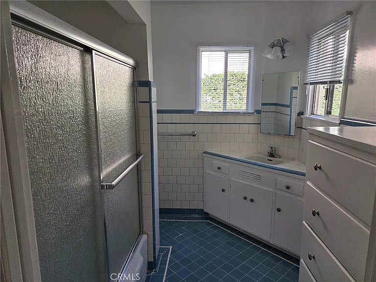 15219 Wyandotte St — Photo 19