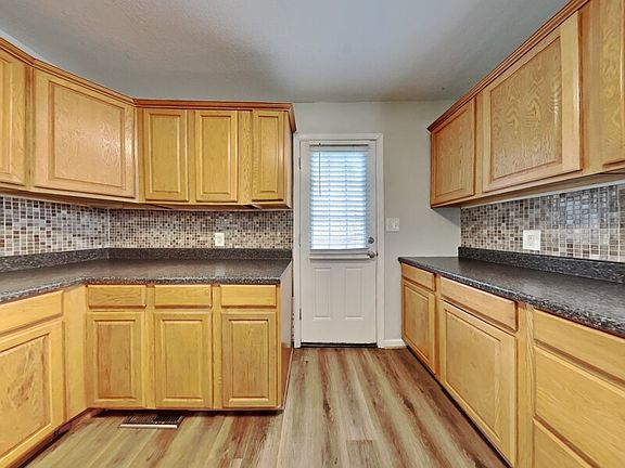 4th image of 827 Marilynn Ave