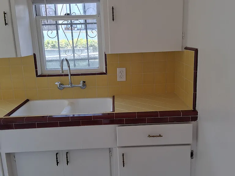1285 Robinson Ave — Photo 9