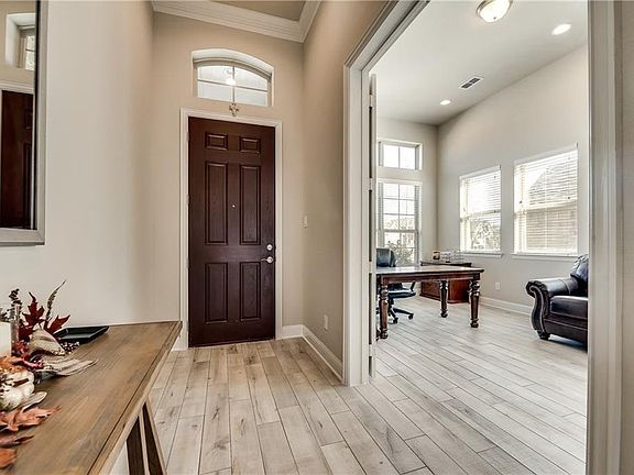 4th image of 1117 Uplands Dr