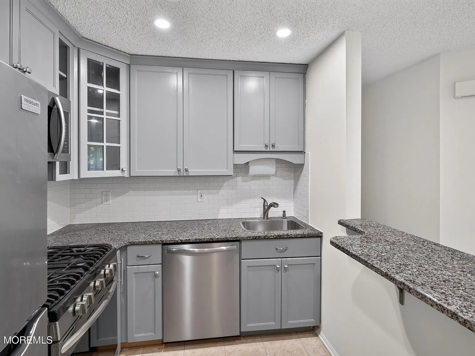 3 bed, 900 sqft, $2,600 — Photo 4