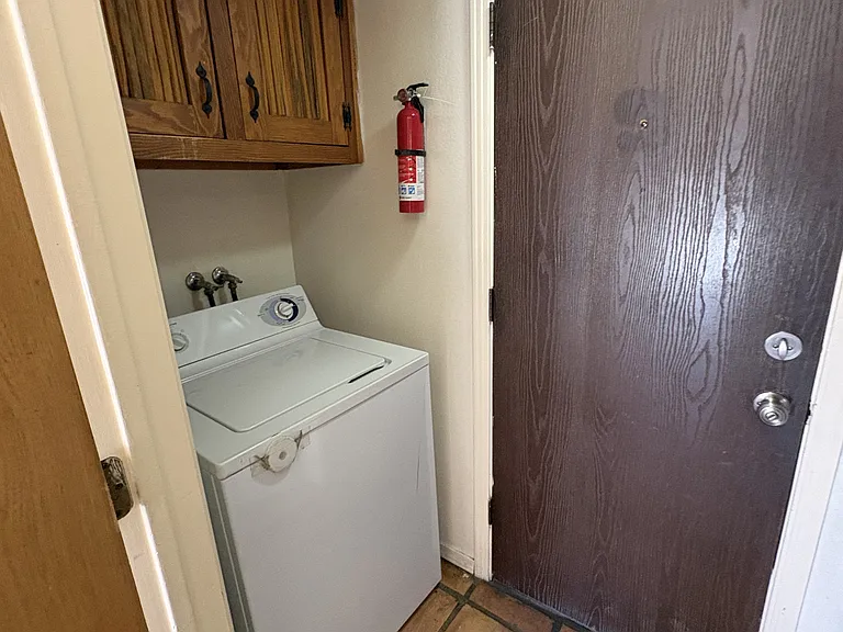 Laundry room washer/dryer included