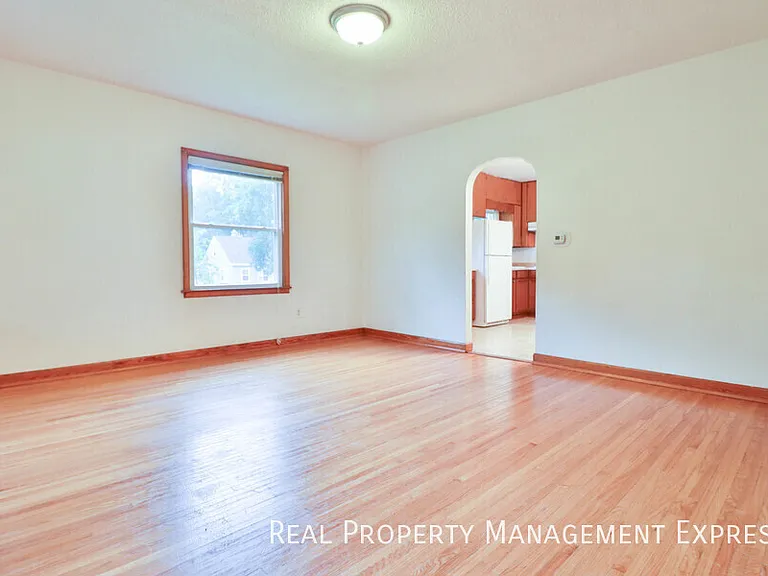 1412 W 17th St — Photo 7