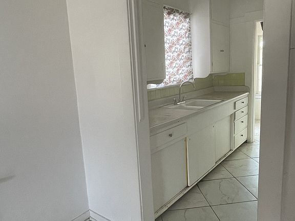 5th image of 1026 N 5th Ave
