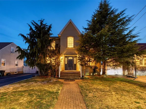 2544 S Saint Marks Avenue, Bellmore, NY 11710