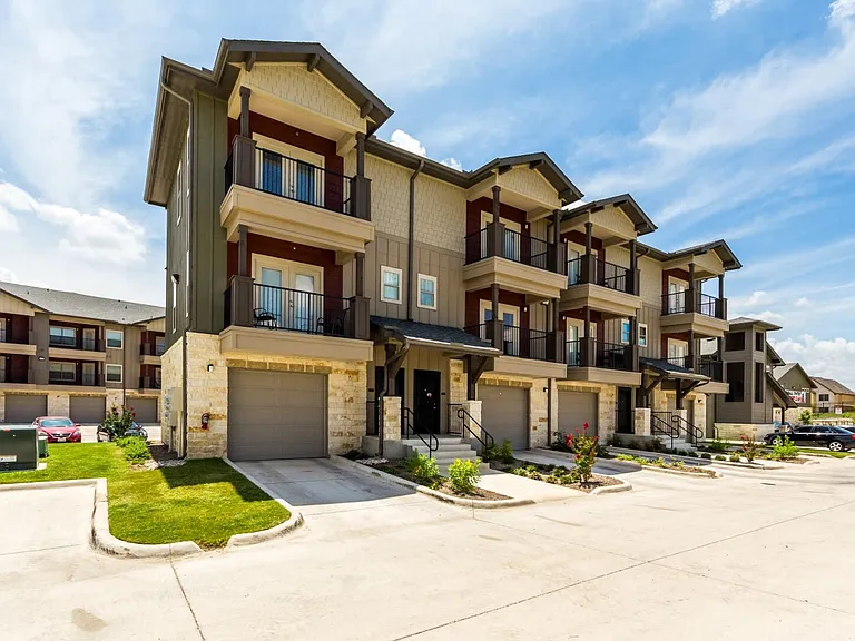 Exterior View of Units at Legacy Creekside Apartments, San Antonio