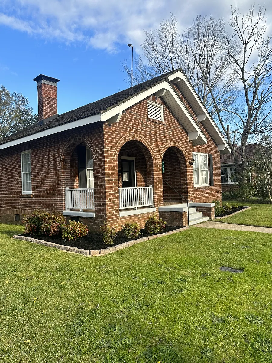 Front Yard - 2435 Main St S