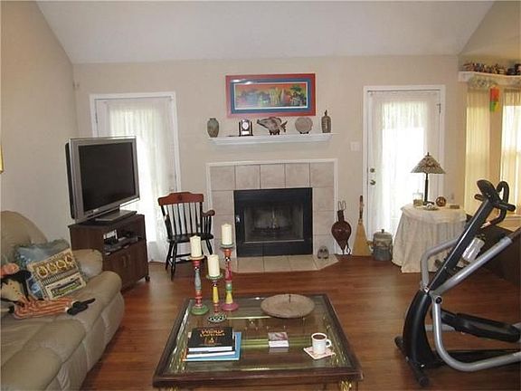 3rd image of 108 Kingston Ct
