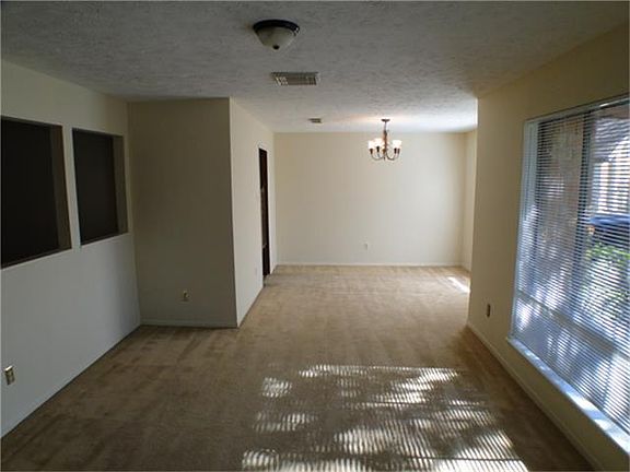 5th image of 1202 Park Royale Ln