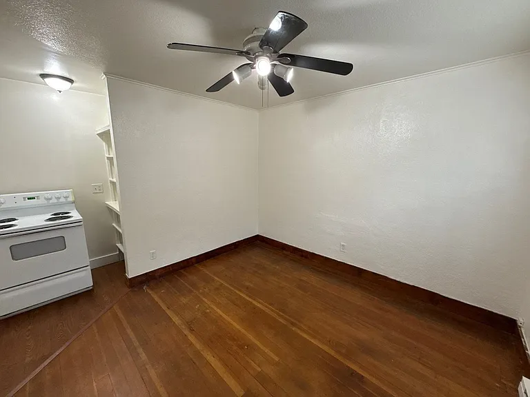 633 Thompson Ave NE — Photo 3