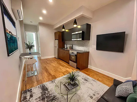 Rented by Artur Gutman, LREB | media 17