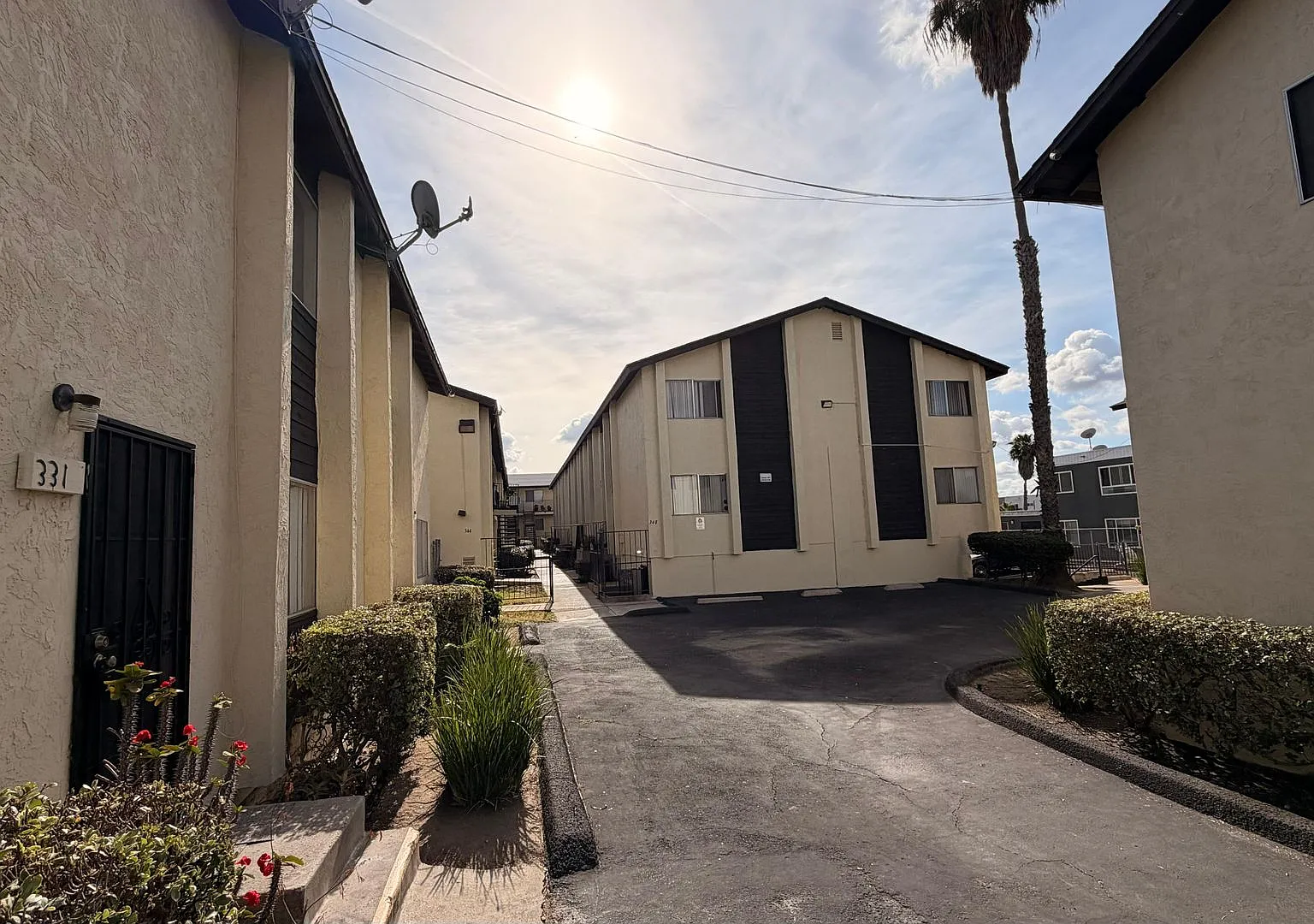 Beautiful Newly Large Renovated Townhouse Units 3BED/2BA — Photo 4