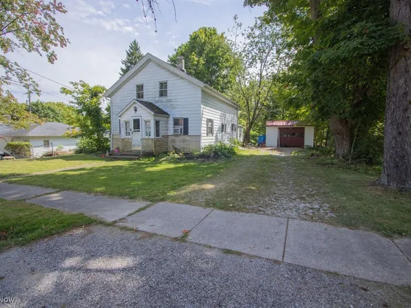 13829 Carlton St, Burton, OH 44021