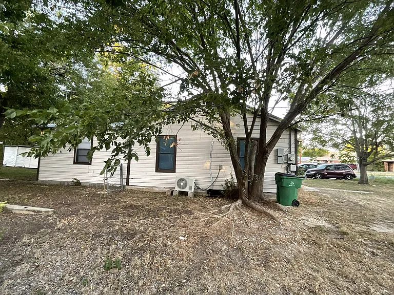 975 W Oak St — Photo 2