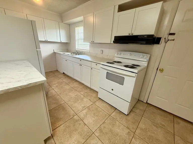 594 Florosa Ct — Photo 11