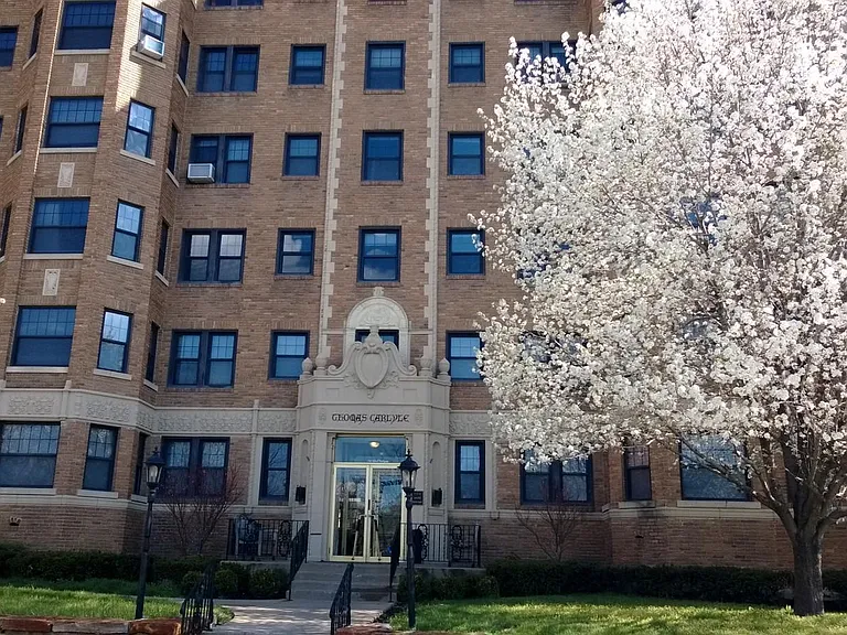 Carlyle Apartments — Photo 9