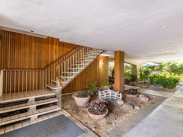 Royal Pines — Photo 30