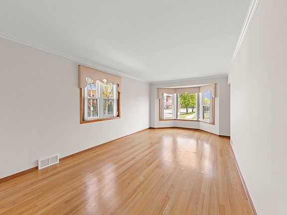4th image of 4556 N Newcastle Ave